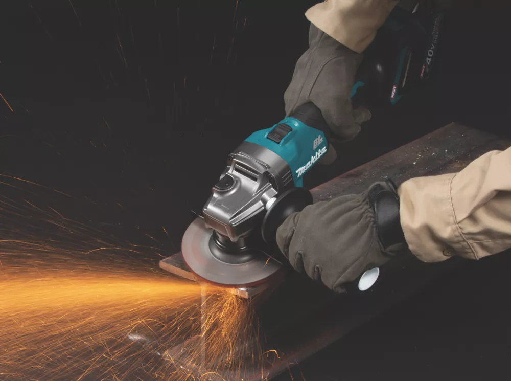 Makita GA004GD202 40V 2 X 2.5Ah Li-Ion XGT 4 1/2" Brushless Cordless Angle Grinder Kit 6 Makita GA004GD202 40V 2 X 2.5Ah Li-Ion XGT 4 1/2" Brushless Cordless Angle Grinder Kit - Image 6